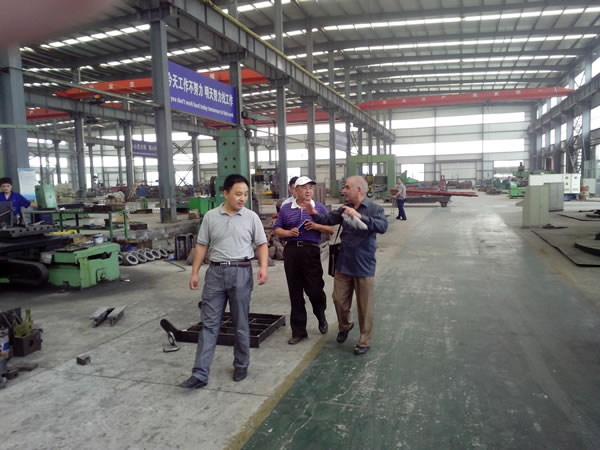 巴基斯坦客戶來我司考察立式加工中心